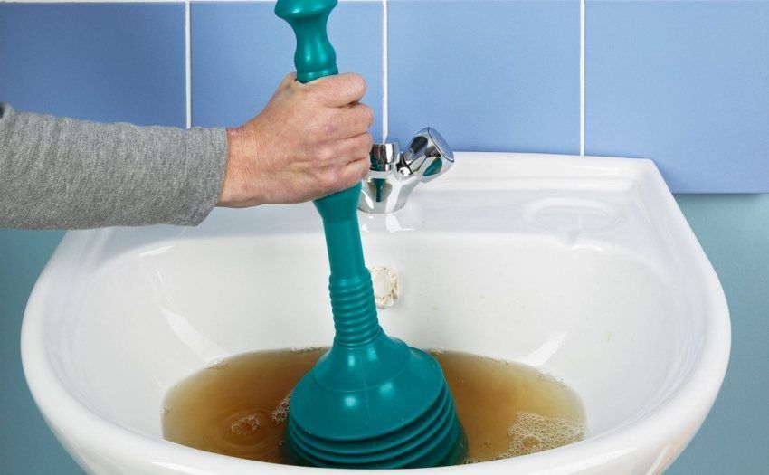 Ako čistiť kanalizačné potrubia doma: metódy a prostriedky