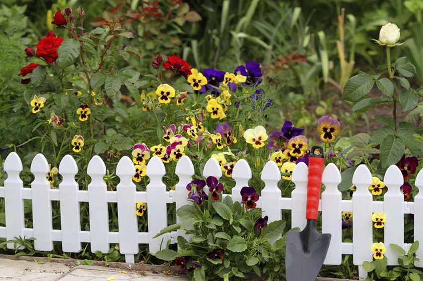 Dekoratívny plot pre záhradníctvo: tvorivá výzdoba kvetinových záhonov a plošín