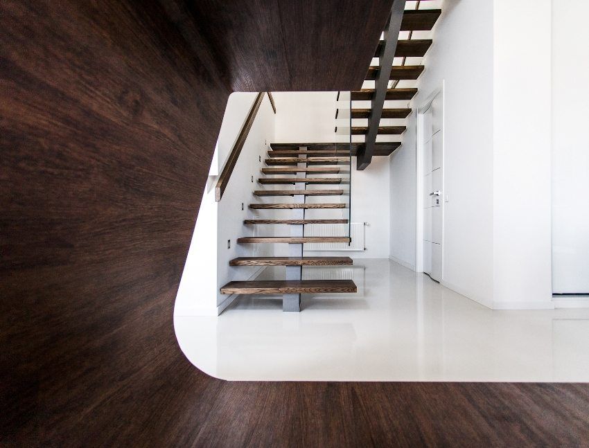 Drevené schody v súkromnom dome: projekty, fotografie