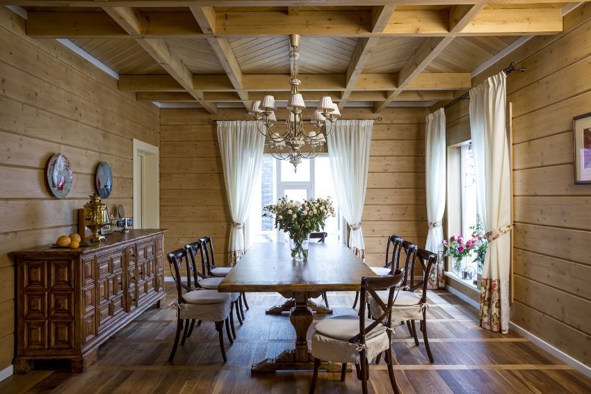 Drevený strop v dome: výber kvalitného pokovovania a technologické usporiadanie