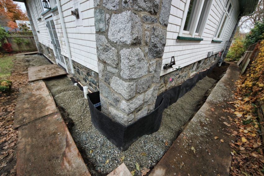Odvodňovací systém okolo domu: drenážny systém na zakladanie obytnej budovy