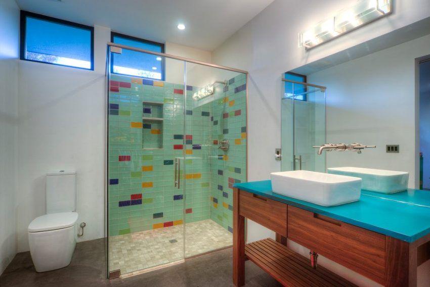 Sprchová obrazovka zo skla bez panvice: pohodlné riešenie pre kúpeľňu