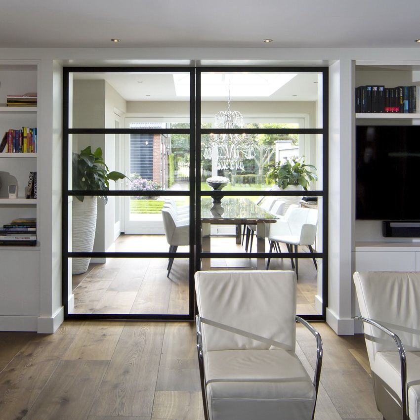 Interroom sklenené dvere ako štýlový prízvuk v modernom interiéri