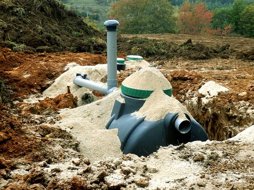 Nádrže na odpadovú vodu: plastové studne a skladovacie nádrže