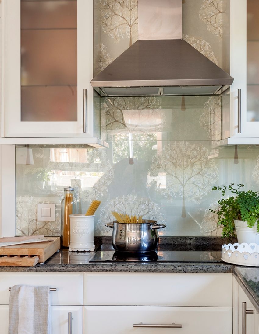 Zástera pre kuchyňu zo skla: ako vybrať a nainštalovať panel