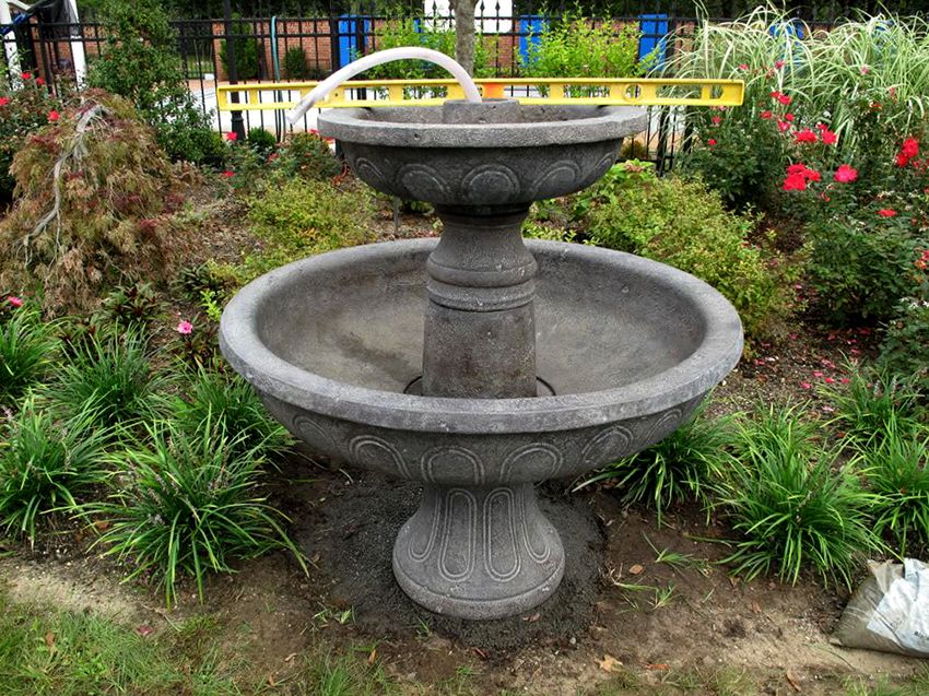 Fountain do-it-yourself v krajine: jasný prízvuk v dizajne predmestskej oblasti