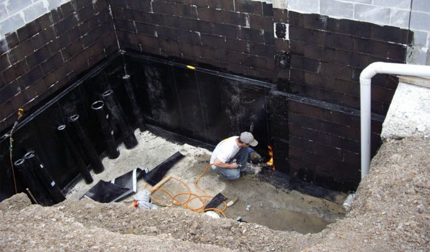 Hydroizolácia suterénu zo spodnej strany podzemnej vody: metódy na ochranu budovy pred vlhkosťou