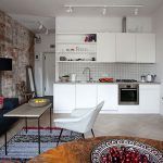 Podkrovný obývacia izba: veľkolepá a priestranná izba s minimálnou výzdobou