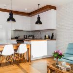 Podkrovný obývacia izba: veľkolepá a priestranná izba s minimálnou výzdobou
