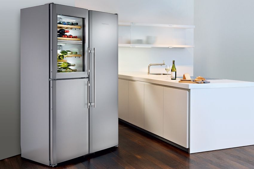 Chladnička s priehľadnými dverami: štýlová jednotka v modernej kuchyni
