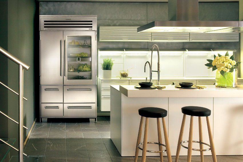 Chladnička s priehľadnými dverami: štýlová jednotka v modernej kuchyni