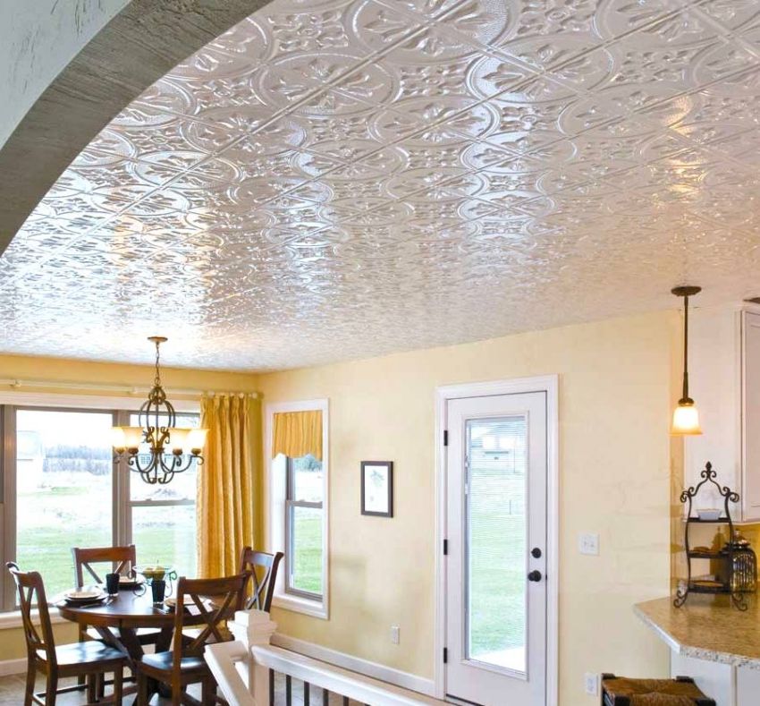 Ako lepiť stropné dlaždice: prvky vytvárajú nezvyčajný strop