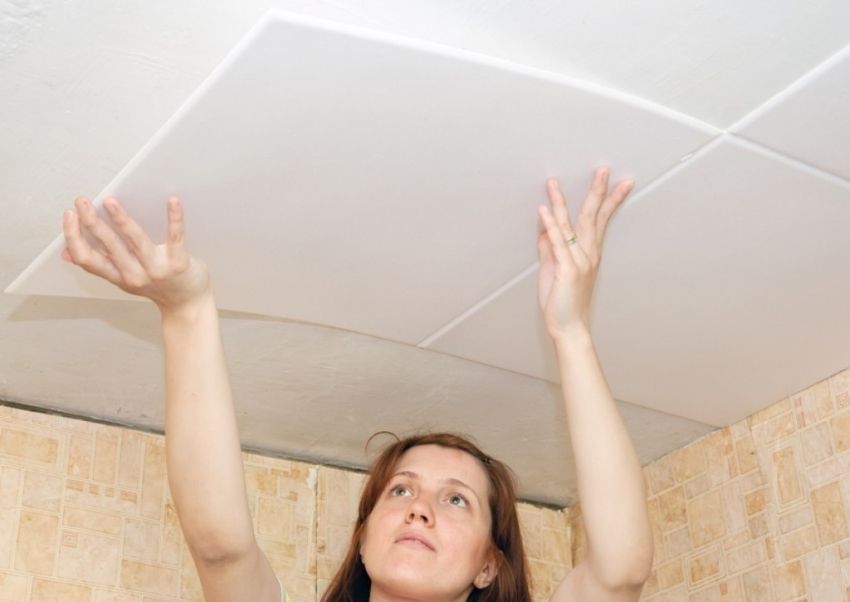 Ako lepiť stropné dlaždice: prvky vytvárajú nezvyčajný strop