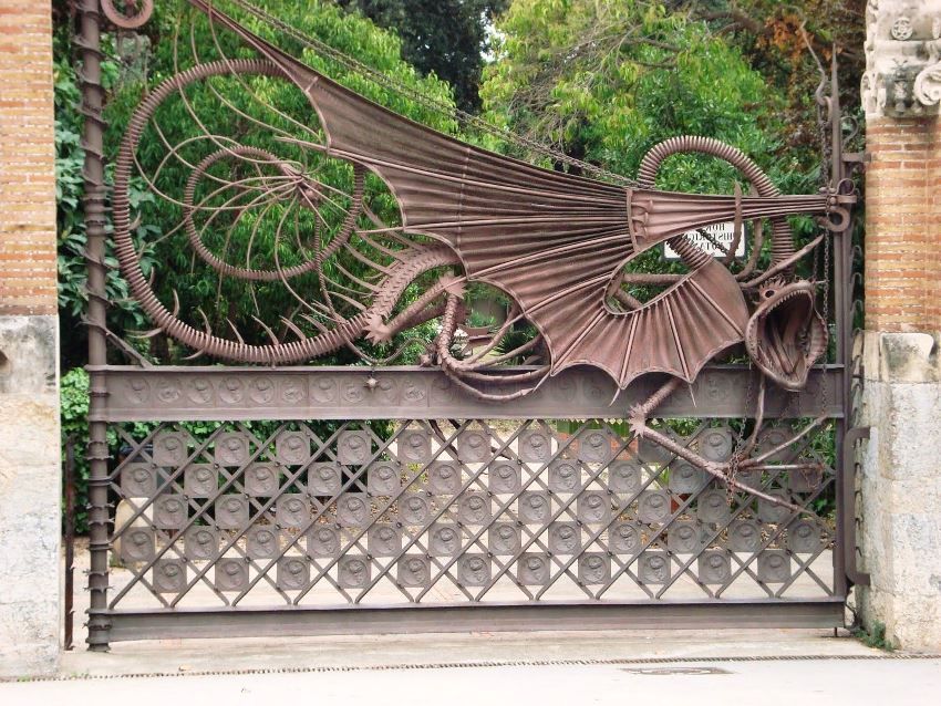 Kované brány: fotografie z elegantných kovových konštrukcií