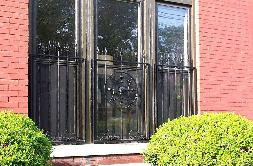 Kované železné tyče na oknách: dekorácia a spoľahlivá ochrana domu