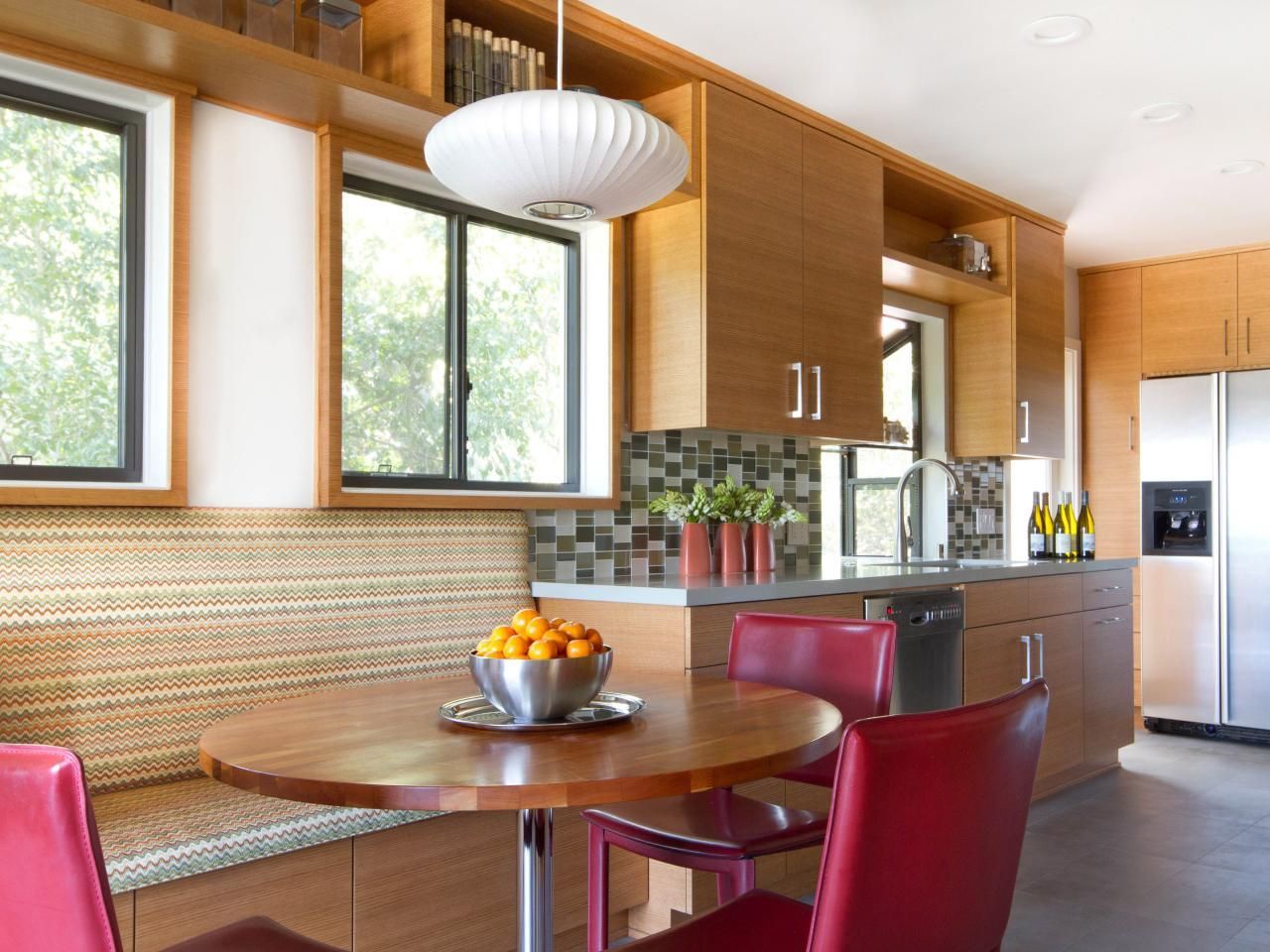 Okrúhly stôl v kuchyni: klasický prízvuk v modernom interiéri