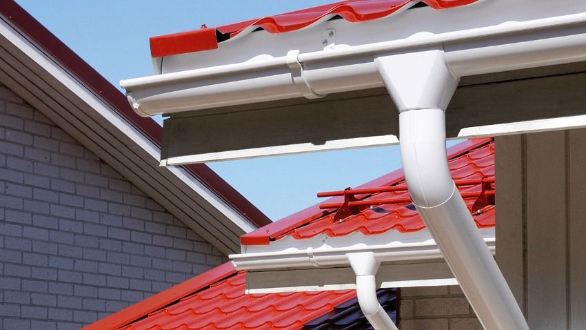 Kovové žľaby pre strechu: ceny, funkcie a inštalačné prvky