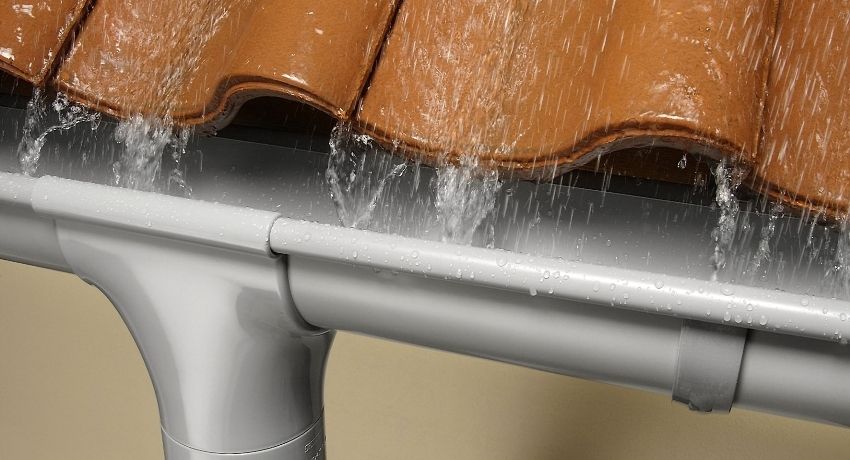 Kovové žľaby pre strechu: ceny, funkcie a inštalačné prvky