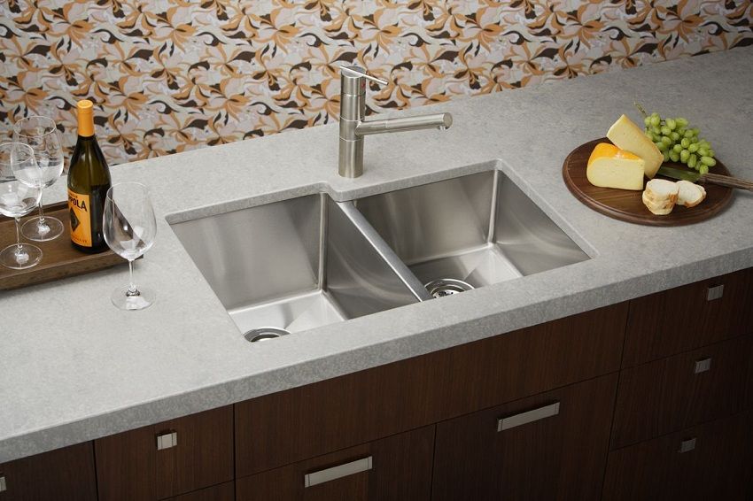 Umývadlo pre kuchyňu z nehrdzavejúcej ocele: vlastnosti výberu a jeho úloha v interiéri