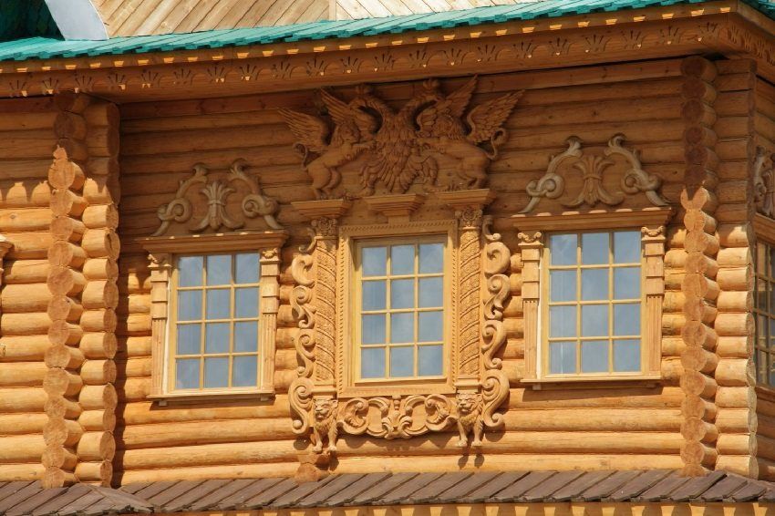 Plošiny na oknách v drevenom dome: dodatočná výzdoba fasády