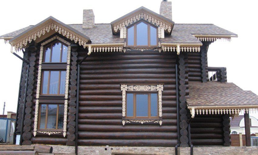 Plošiny na oknách v drevenom dome: dodatočná výzdoba fasády