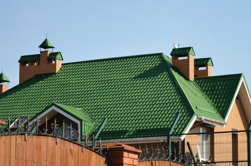 Ondulin alebo kovové dlaždice: čo je lepšie vybrať pre strechu domu