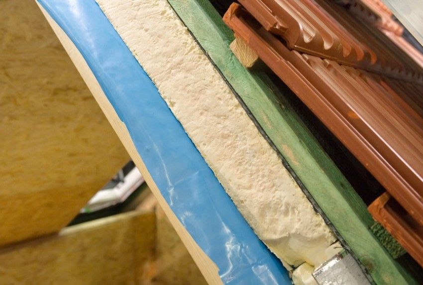 Parozábrana pre strechu: hlavné typy materiálov a účinnosť použitia