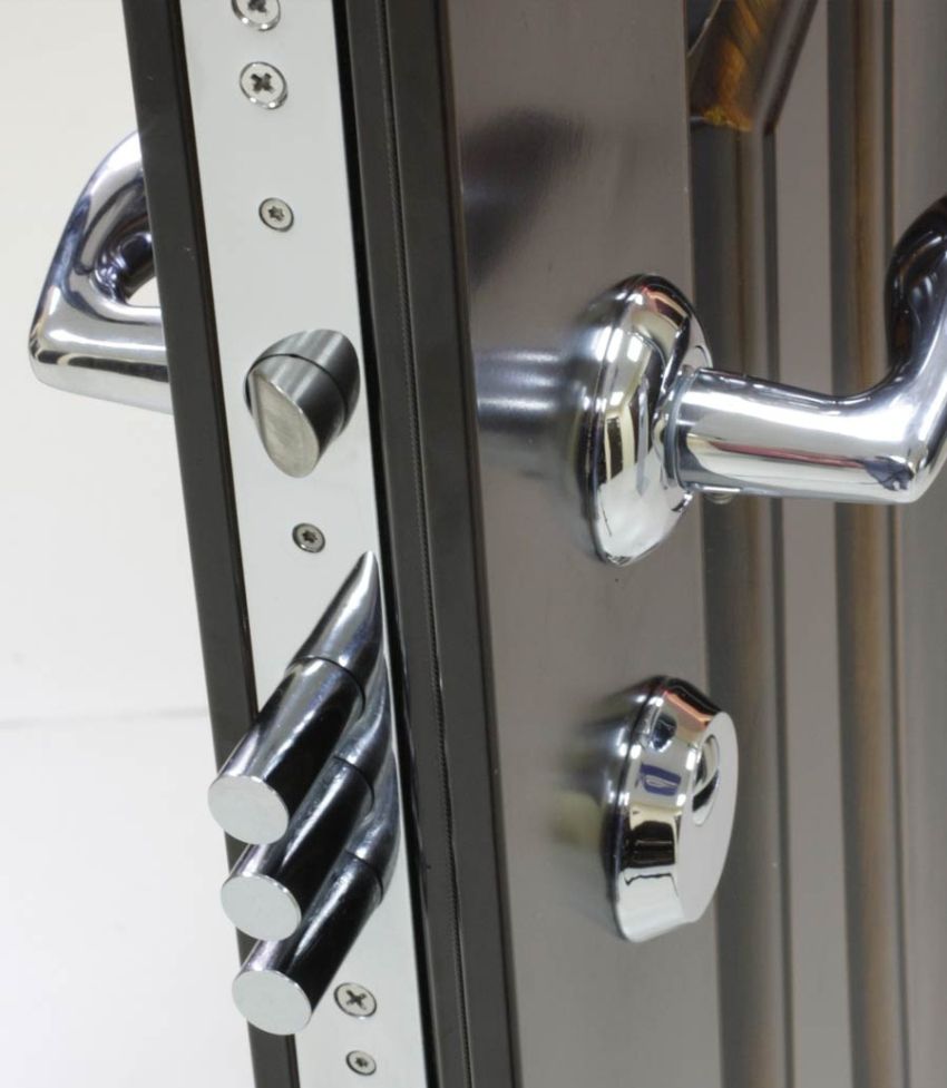 Opravy kovových vstupných dverí: ako opraviť plátno