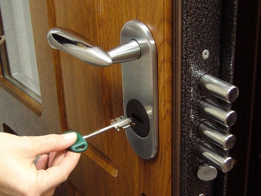 Opravy kovových vstupných dverí: ako opraviť plátno