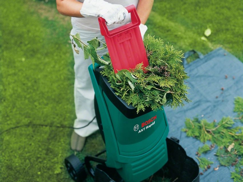 Záhradný drvič na trávu a konáre: asistenta pre starostlivosť o miesto