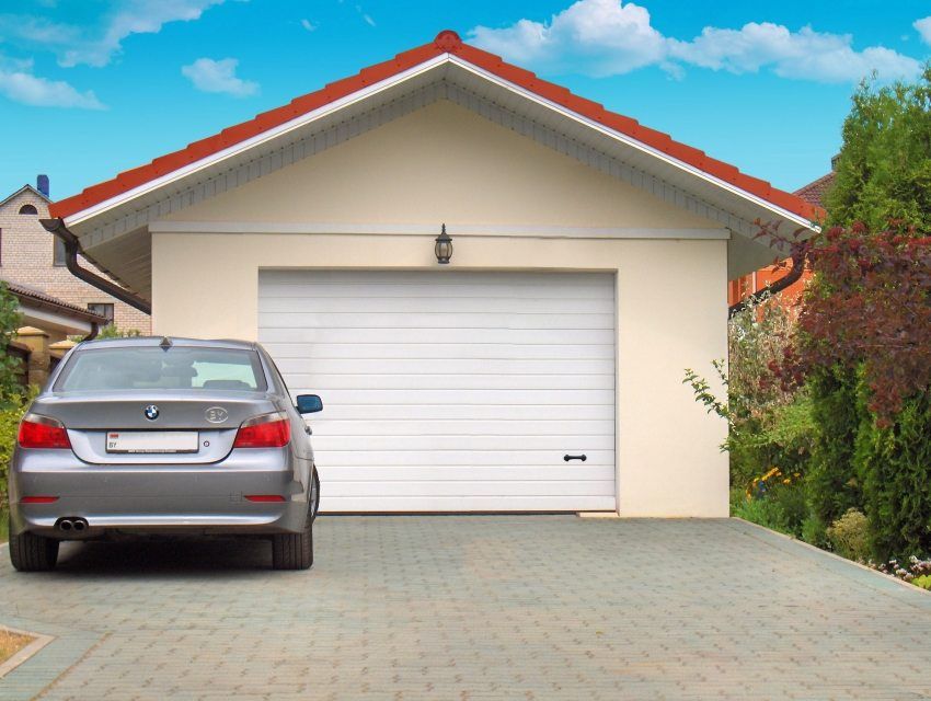 Sekcionálne dvere do garáže: veľkosť a cena praktických návrhov