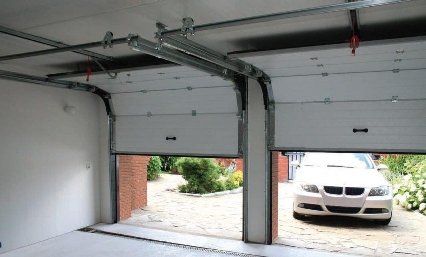 Sekcionálne dvere do garáže: veľkosť a cena praktických návrhov