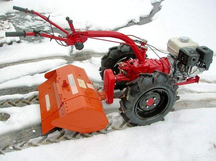 Snehové frézy pre motoblok: princíp prevádzky a základ pre samostavbu