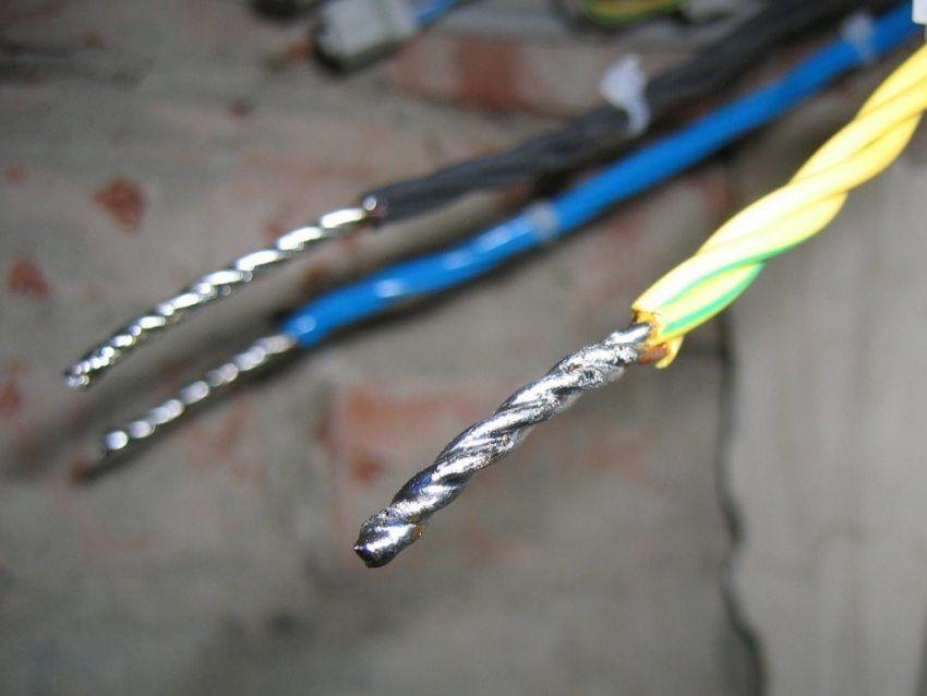 Pripojenie drôtu v rozvodnej skrini na zapojenie