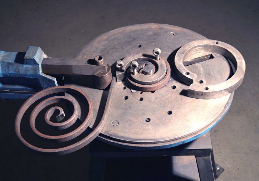 Cold kovacie stroje: ako vytvoriť umelecké prvky z kovu