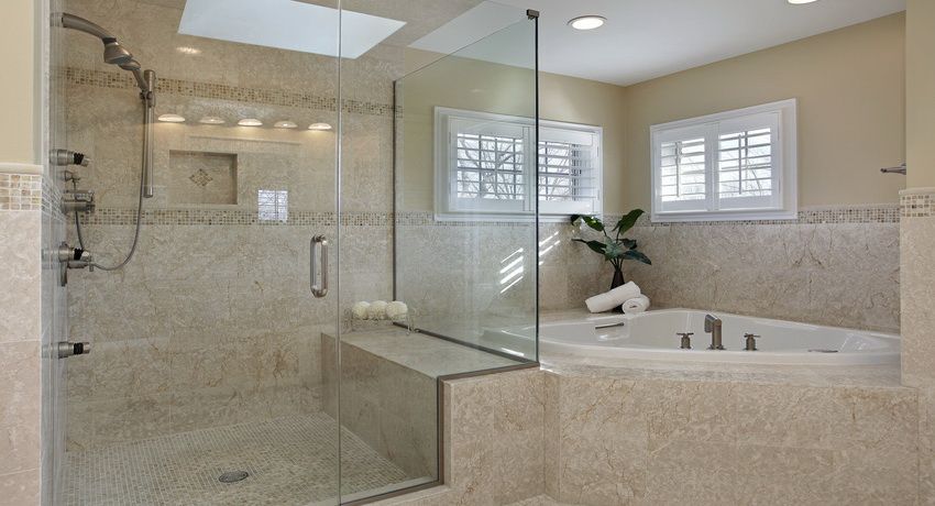 Sklenená sprchová clona: krásny a funkčný dizajn kúpeľne