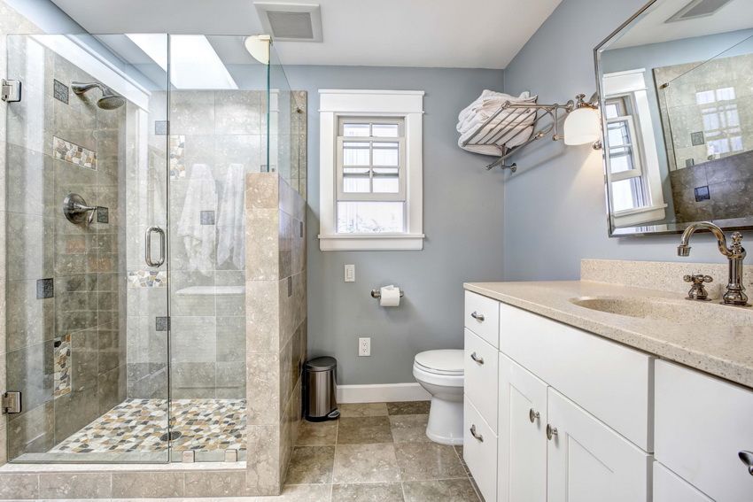 Sklenená sprchová clona: krásny a funkčný dizajn kúpeľne
