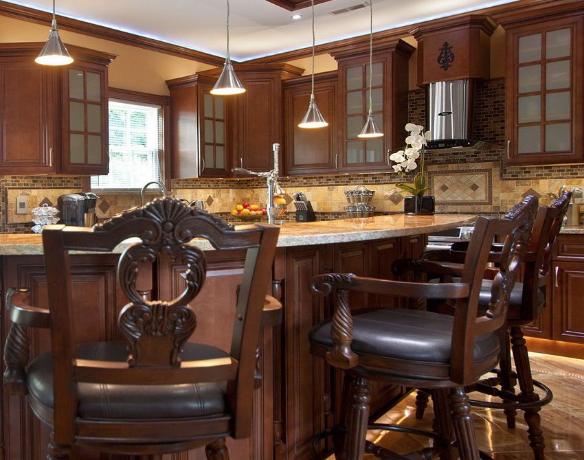 Drevené stoličky pre kuchyňu: elegancia v harmónii s praktickosťou