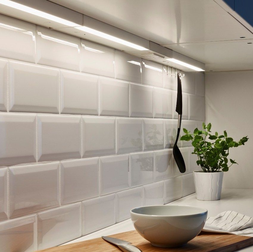 LED osvetlenie kuchyne pod skrinky: prvky výberu a inštalácie