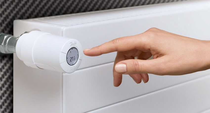 Regulátor teploty pre radiátor vykurovania v systémoch rôznych domov