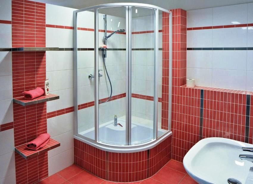 Rohová sprcha 90x90 s vysokou základňou: najlepšou voľbou pre kúpeľňu