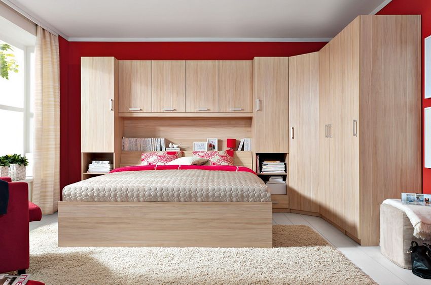 Rohová šatník v spálni: priestranný a multifunkčný prvok izby