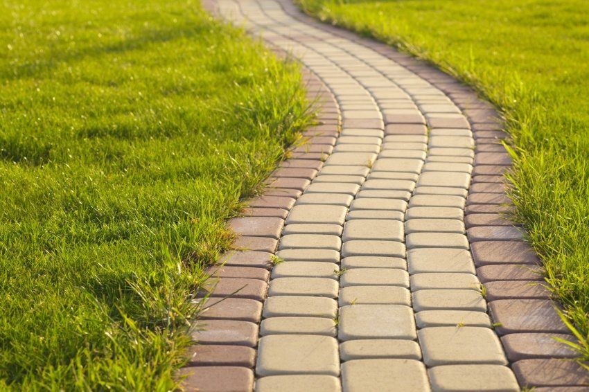 Umiestnite dlažby sami: postupujte krok za krokom pre dlažobné chodníky