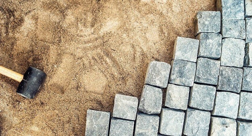 Pokládanie dlažieb na piesku: technológie a špecifické práce