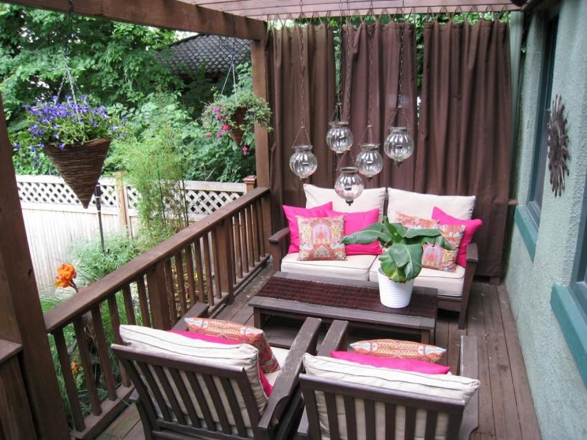 Uličné závesy na altány a verandy: krásna ochrana proti hmyzu a slnku