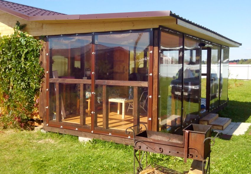 Uličné závesy na altány a verandy: krásna ochrana proti hmyzu a slnku