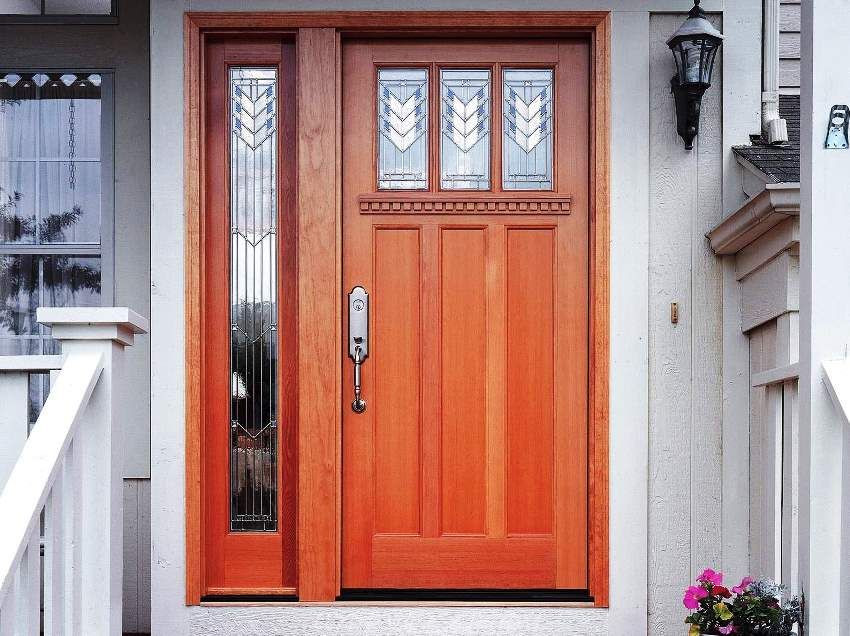Vstupné drevené dvere pre súkromný dom a byt: spoľahlivosť a dizajn