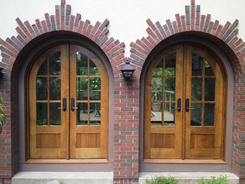 Vstupné drevené dvere pre súkromný dom a byt: spoľahlivosť a dizajn
