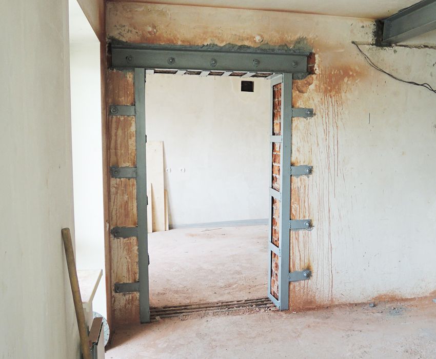 Vstupné dvere: montáž kovových a drevených konštrukcií