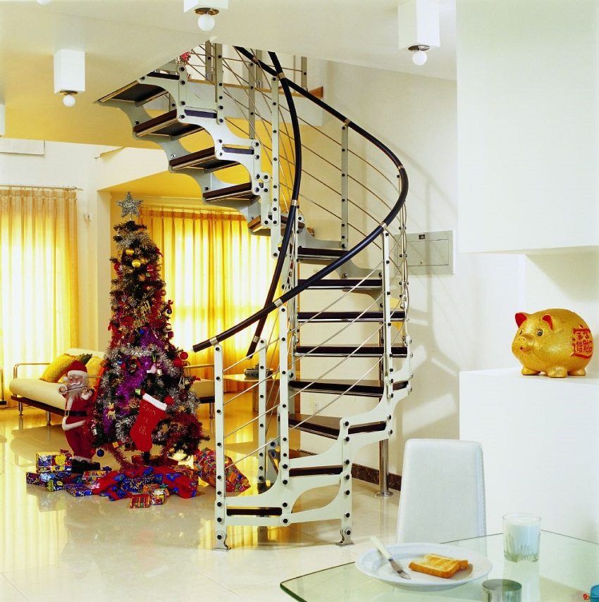 Spirálové schody do druhého poschodia v súkromnom dome: fotografie, ceny za návrhy
